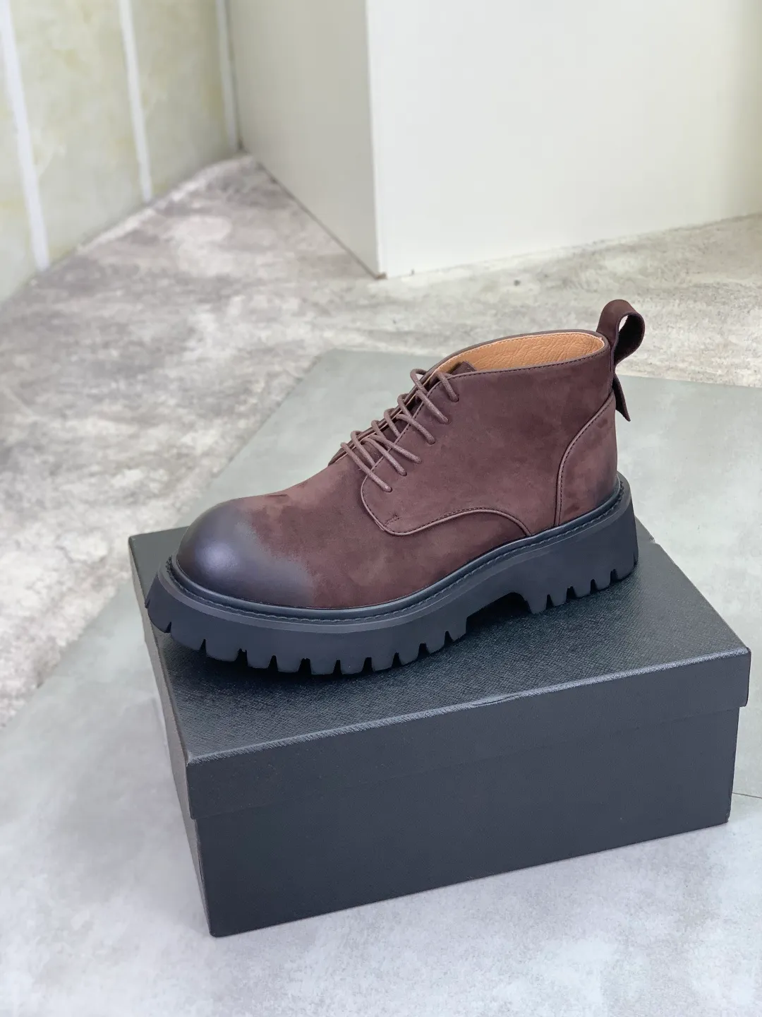 Men's shoes 💰P560 💰[New style]🔥🆕Hot model [PRADA]Prada🔝High-top Chelsea Martin boots are a high-end brand of men's shoes. The uppers are made of top-layer calfskin imported from Italy➕top-layer pigskin lining for the feet🔥, making walking more convenient and comfortable! Exclusive new style, stunning work [color]! Create a fashionable personality to set off your uniqueness! Create a fashionable personality to set off your uniqueness! A must-have for trendy men! Classic🔥super wear-resistant rubber outsole, size: 38-44 (45 can be customized) black or brown🉑️choose